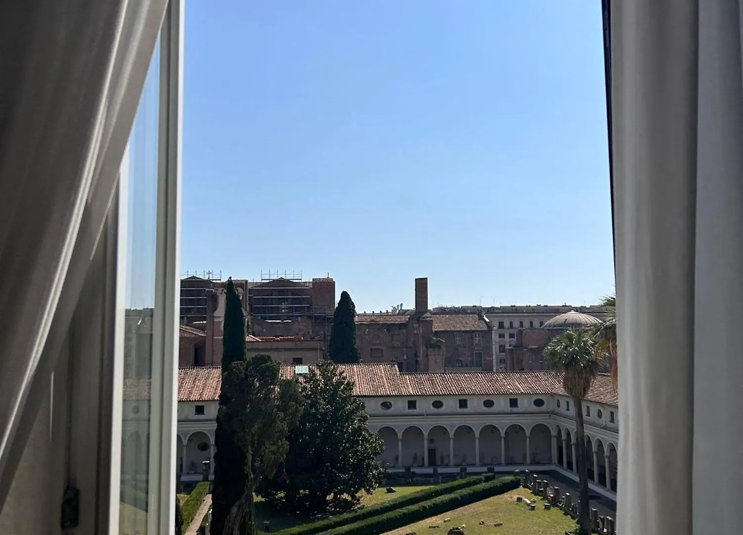 Michelangelo Garden Room location